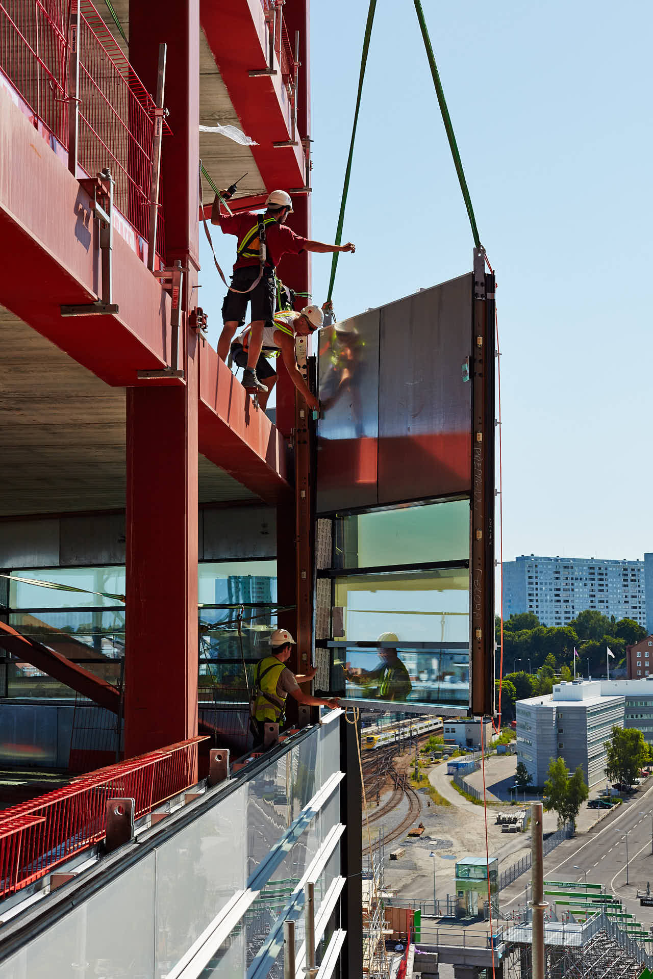 Fabege, Teliahuset i Solna får sin glasfasad monterad i sektioner och lyfts på plats av kran. Foto Martin Ekwall